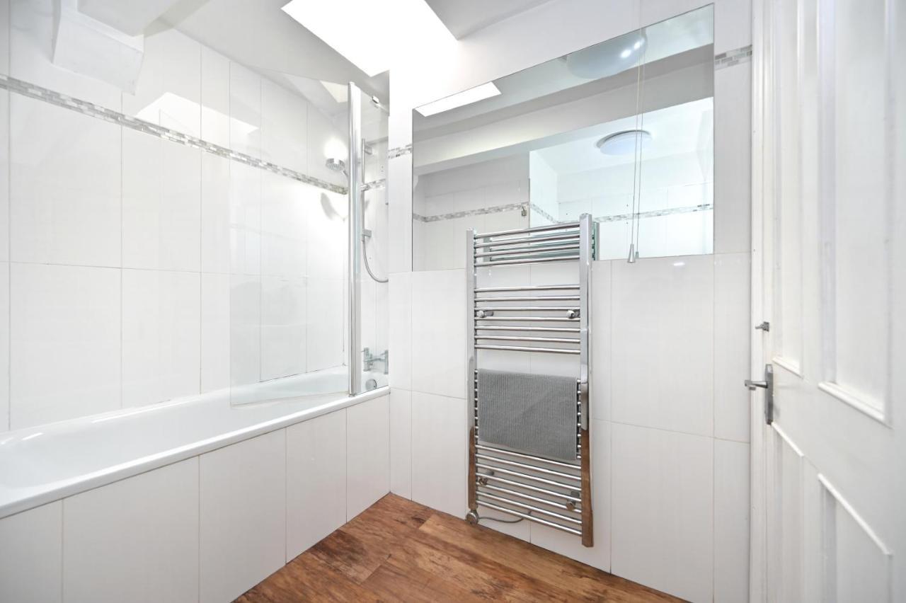 Soho, Piccadilly & Chinatown - Two Bedroom & Two Double Beds Apartment Londra Esterno foto