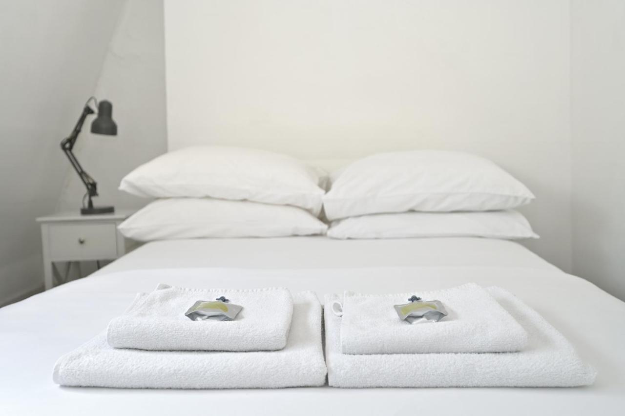Soho, Piccadilly & Chinatown - Two Bedroom & Two Double Beds Apartment Londra Esterno foto