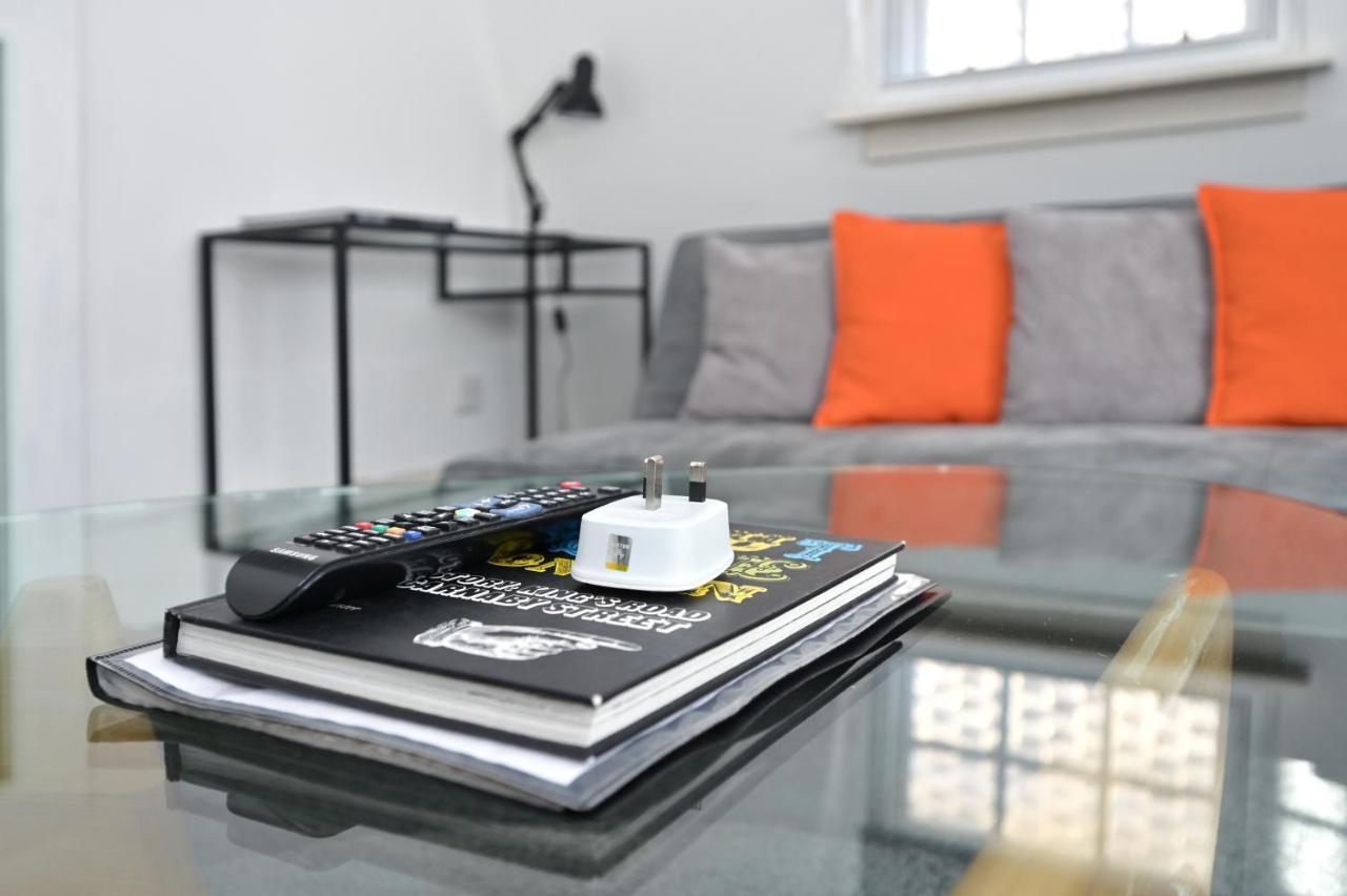 Soho, Piccadilly & Chinatown - Two Bedroom & Two Double Beds Apartment Londra Esterno foto